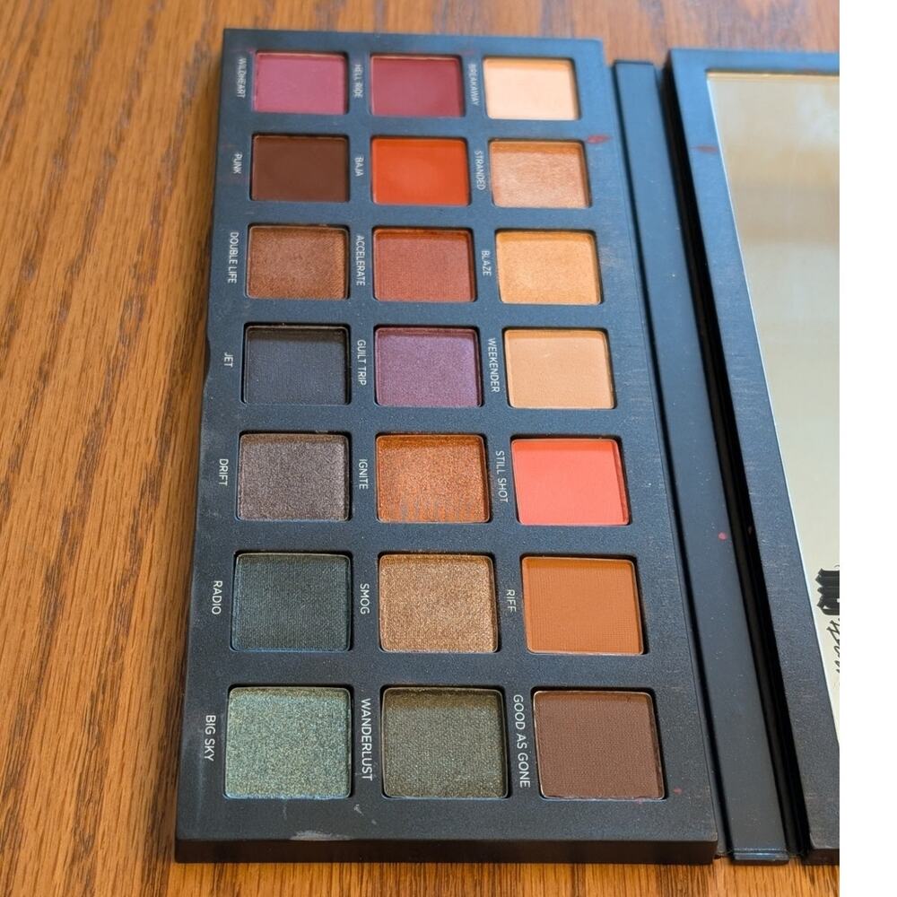 Urban Decay Born to Run Eyeshadow Palette Very Lightly SWATCHED - Picture 4 of 7